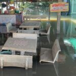 แม่ค้าวัย 68 ปี น้ำท่วมร้านก๋วยเตี๋ยว ขาดรายได้ อพยพหนีน้ำนอนวัด ไม่ท้อกัดฟันสู้ชีวิต ขายหมูปิ้งเช้า-เย็น
