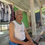 แม่ค้าวัย 68 ปี น้ำท่วมร้านก๋วยเตี๋ยว ขาดรายได้ อพยพหนีน้ำนอนวัด ไม่ท้อกัดฟันสู้ชีวิต ขายหมูปิ้งเช้า-เย็น