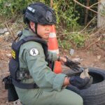 ตร.รับแจ้ง พบระเบิดใหม่ วางริมถนน ห่างโรงพัก 500 ม. อันตรายรัศมีทำลายล้างสูง ชุด EOD เร่งเก็บกู้-ทำลาย