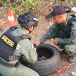 ตร.รับแจ้ง พบระเบิดใหม่ วางริมถนน ห่างโรงพัก 500 ม. อันตรายรัศมีทำลายล้างสูง ชุด EOD เร่งเก็บกู้-ทำลาย