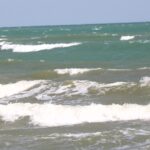 มรสุมถล่มใต้ คลื่นลมแรง หาดทุ่งวัวแล่น ปักธงแดง เตือนนักท่องเที่ยว ห้ามเล่นน้ำทะเล 