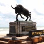 มรสุมถล่มใต้ คลื่นลมแรง หาดทุ่งวัวแล่น ปักธงแดง เตือนนักท่องเที่ยว ห้ามเล่นน้ำทะเล 