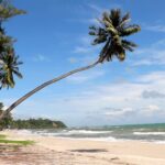 มรสุมถล่มใต้ คลื่นลมแรง หาดทุ่งวัวแล่น ปักธงแดง เตือนนักท่องเที่ยว ห้ามเล่นน้ำทะเล 