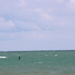 มรสุมถล่มใต้ คลื่นลมแรง หาดทุ่งวัวแล่น ปักธงแดง เตือนนักท่องเที่ยว ห้ามเล่นน้ำทะเล 