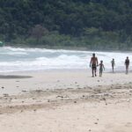 มรสุมถล่มใต้ คลื่นลมแรง หาดทุ่งวัวแล่น ปักธงแดง เตือนนักท่องเที่ยว ห้ามเล่นน้ำทะเล 