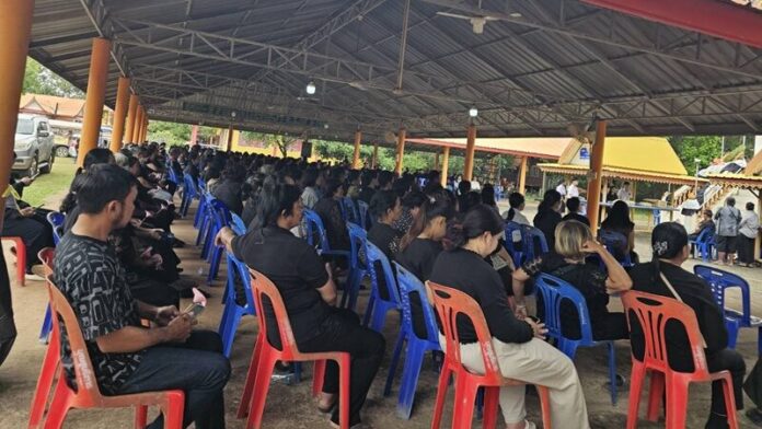 ประชาชนร่วมงานฌาปนกิจศพน้องออโต้