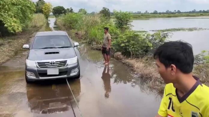 สาวขับรถยนต์ ถูกน้ำซัดตกถนน