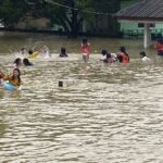 นราฯ ฝนตกหนัก แม่น้ำ 3 สาย ล้นตลิ่งไหลท่วม 9 อำเภอ ชาวบ้านเสียชีวิต 1 คน 153,996 ราย ประสบอุทกภัย