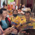 สาวนครสวรรค์ หอบฟักทอง 1 ตัน แก้บน 'ปู่ฤาษีพรหมเมศ' ไม่พลาดส่องเลขเด็ด เห็นชัด เล็งเสี่ยงโชค
