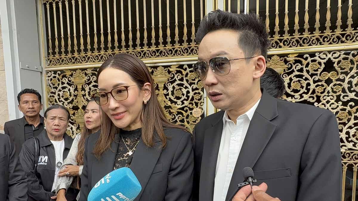 ภาพประกอบข่าว: 'โอ๊ค-เอม' เยี่ยม 'ทักษิณ' หลังอัยการสูงสุด พลิกอุทธรณ์ สั่งฟ้องคดี 112