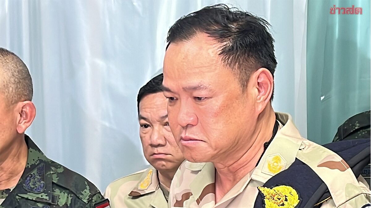 ภาพประกอบข่าว: นายกรัฐมนตรีน้ำตาซึม เยี่ยม 4 ทหารเหยียบกับระเบิด   