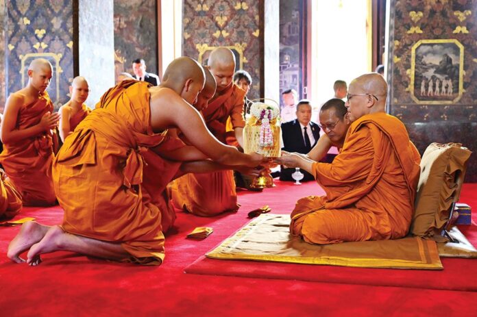 รายงานพิเศษ - น.ร.วชิราวุธฯบวชถวายราชกุศล รัชกาลที่6-เจ้าฟ้าเพชรรัตนราชสุดา