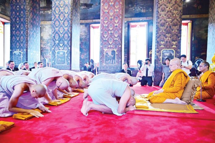 รายงานพิเศษ - น.ร.วชิราวุธฯบวชถวายราชกุศล รัชกาลที่6-เจ้าฟ้าเพชรรัตนราชสุดา