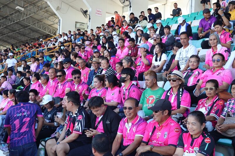 กองเชียร์โรงเรียน อบจ.ชัยนาท เข้ามาเชียร์แน่นสนาม