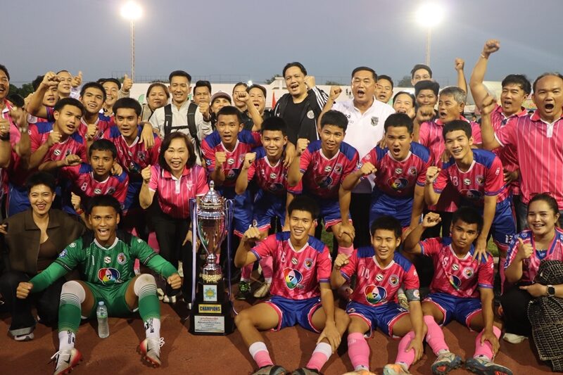 โรงเรียน อบจ.ชัยนาท คว้าถ้วยรางวัล และเงิน 1 แสนไปครอง