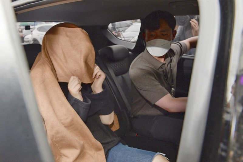 ผู้หญิงคนหนึ่งนั่งอยู่บนรถขณะออกจากสถานีตำรวจอุลซานจุงบูในอุลซาน ประเทศเกาหลีใต้ ไปยังสำนักงานอัยการเขตกลางกรุงโซล ผู้หญิงคนดังกล่าวถูกจับกุมในเกาหลีใต้เมื่อวันพฤหัสบดีในข้อหาฆาตกรรมสองกระทงจากนิวซีแลนด์ ซึ่งพบศพเด็กสองคนที่เสียชีวิตมานานแล้วในกระเป๋าเดินทางที่ถูกทิ้งไว้เมื่อเดือนที่แล้ว เจ้าหน้าที่กล่าว