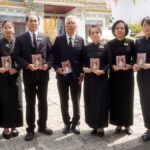 พสกนิกรชาวไทย ถวายความอาลัย เข้าเฝ้าฯ กราบถวายบังคม พระบรมศพ เบื้องหน้าพระโกศ 'พระพันปีหลวง'