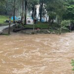 อช.ออบหลวง ประกาศปิด น้ำตกแม่เตี๊ยะ น้ำป่าหลาก นักท่องเที่ยว ติดค้างกว่า 20 คน กู้ภัยเร่งช่วย