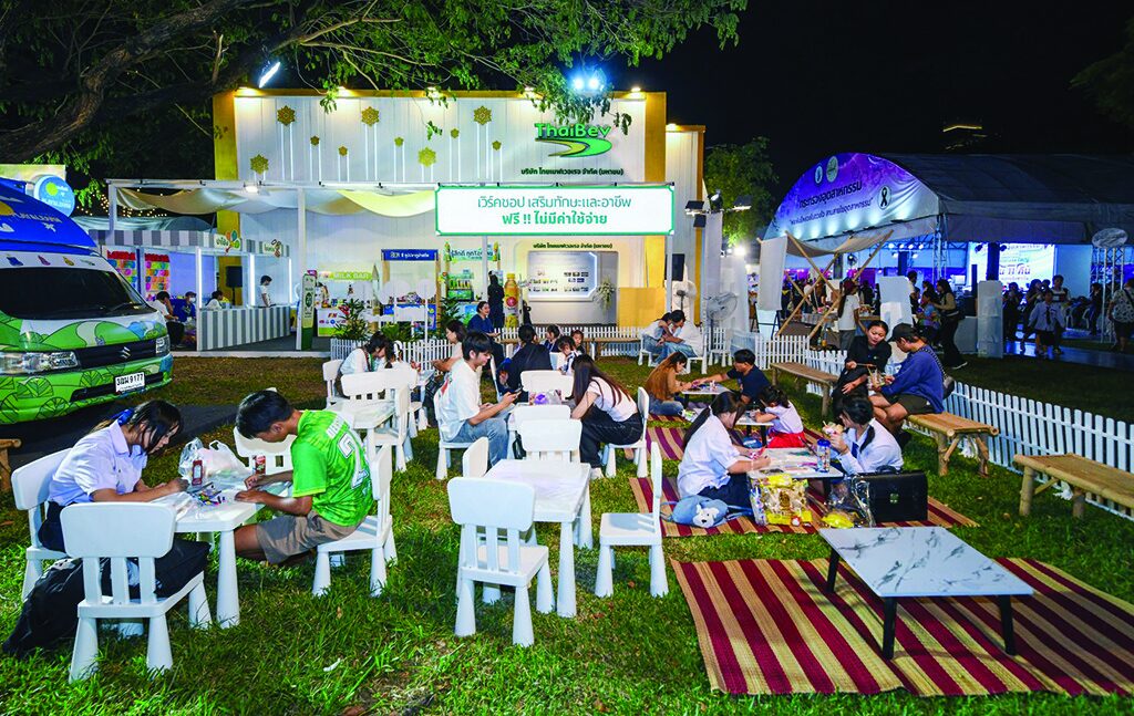 สดจากเยาวชน - ศิลปะคิดโซน ระบายสีฮีลใจ