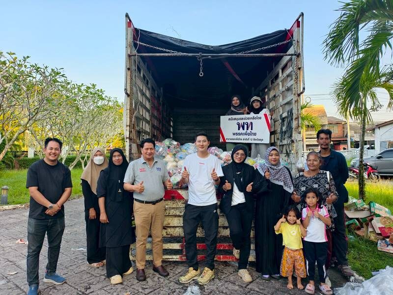 ชาวใต้ร่ำไห้โผกอด ‘พงศกร’ ลงพื้นที่หาดใหญ่–สตูล ฉะรัฐทิ้งชาวบ้านให้สู้กันเอง