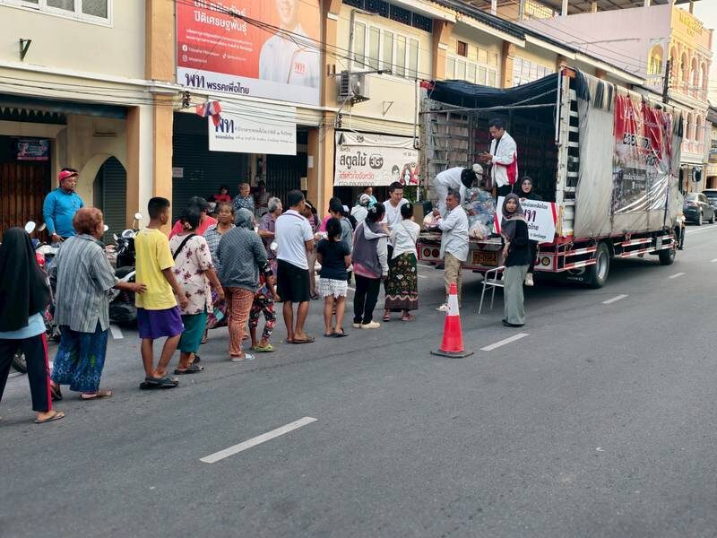 ชาวใต้ร่ำไห้โผกอด ‘พงศกร’ ลงพื้นที่หาดใหญ่–สตูล ฉะรัฐทิ้งชาวบ้านให้สู้กันเอง
