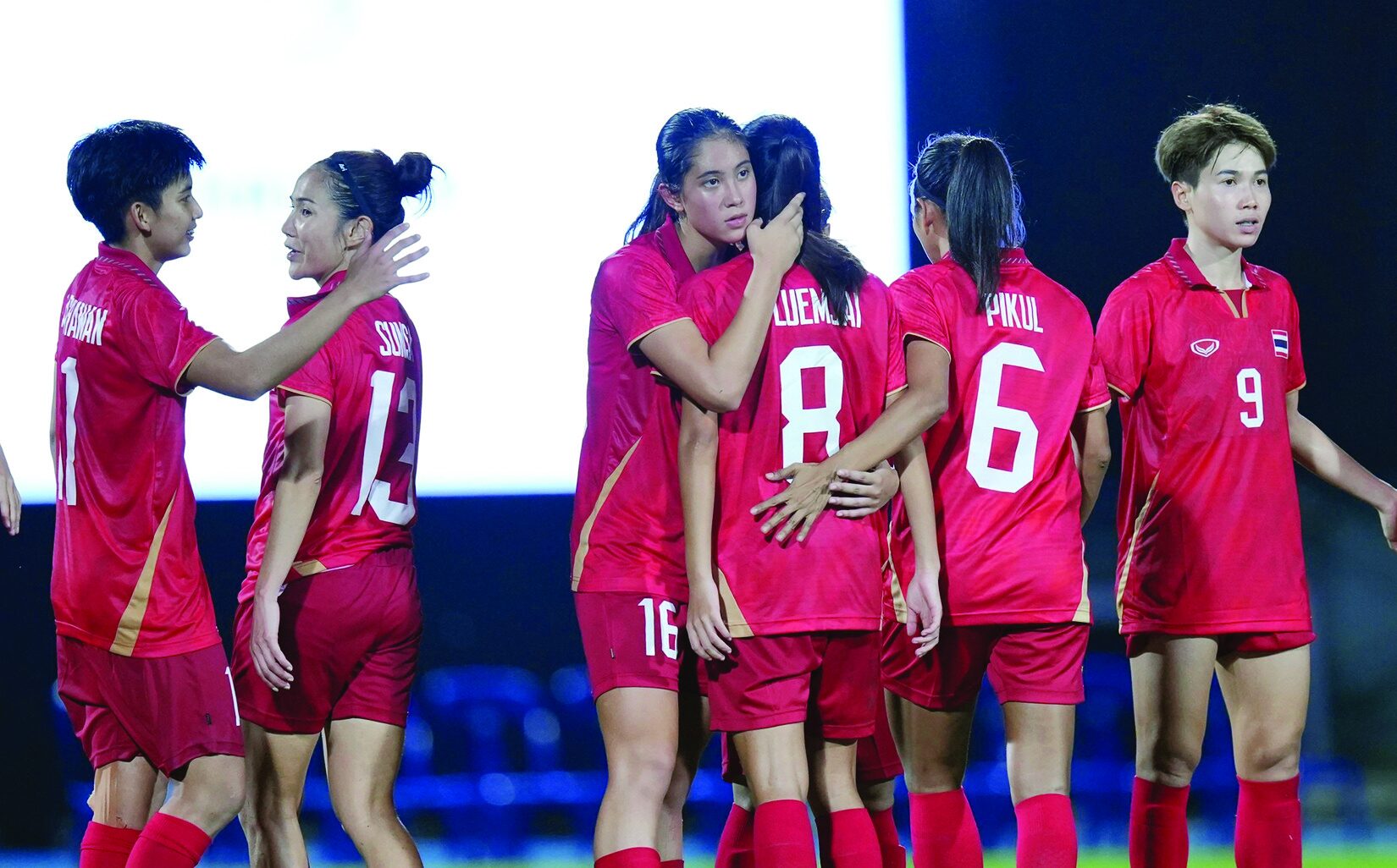 กีฬา - บอลไทยในปีสุดอลเวง ต้องกระเตงเพื่ออยู่รอด