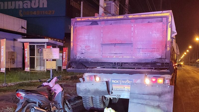 สุดสลด สาววัย27 ขี่จักรยานยนต์ พุ่งเสยท้ายรถบรรทุกยางมะตอย จอดข้างทางรอทำถนน เสียชีวิต ญาติรู้ข่าวเศร้า รีบมาที่เกิดเหตุ