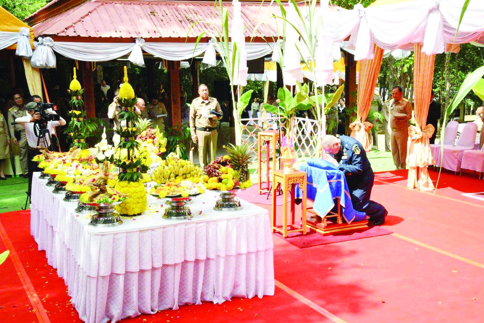 ข่าวสดพระเครื่อง - บวงสรวงตัด‘ไม้จันทน์หอม’ สร้างพระโกศ-พระหีบจันทน์