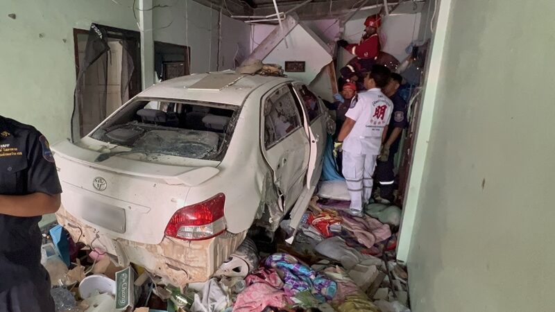 ช็อก กำลังเตรียมไปส่งลูกที่โรงเรียน จู่ ๆ เก๋งไม่รู้มาจากไหน พุ่งทะลุบ้าน ผวาทั้งครอบครัว กำแพงยุบทั้งแถบ ถล่มทับเมียเจ้าของบ้านในห้องน้ำ เจ็บ4 เสียหายหนัก