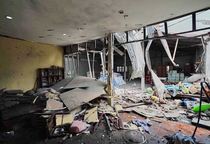ภาพนี้แสดงให้เห็นบ้านหลังหนึ่งซึ่งกองกำลังรักษาความมั่นคงท้องถิ่นของไทยระบุว่าได้รับความเสียหายจากการโจมตีด้วยปืนใหญ่ของกัมพูชาในจังหวัดสุรินทร์ ประเทศไทย เมื่อวันพฤหัสบดีที่ 11 ธันวาคม 2568