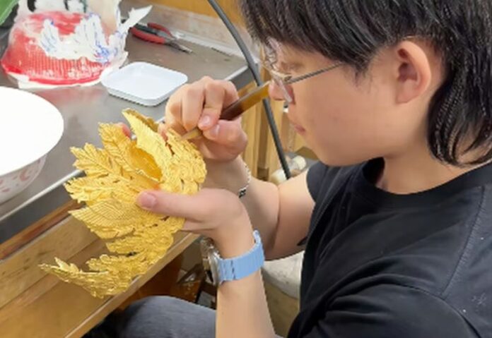 มงกุฎทองคำหนัก 2 กิโลกรัมนี้ มีมูลค่าเกือบ 2 ล้านหยวนหรือราว 9 ล้านบาท 