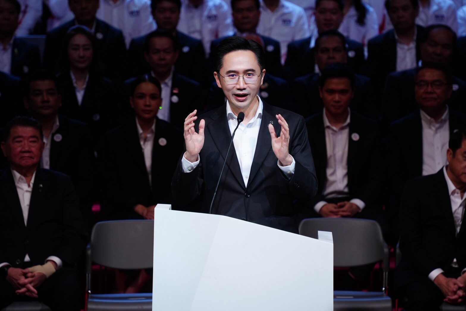 นายยศชนัน วงศ์สวัสดิ์