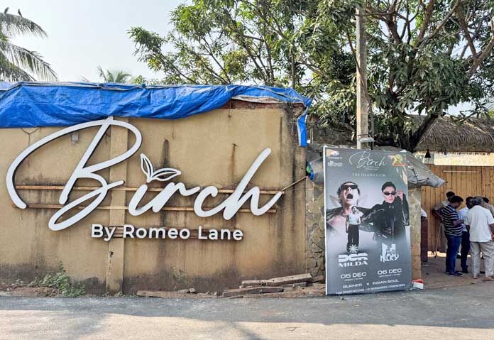 ผู้คนยืนอยู่ด้านนอกไนต์คลับ Birch by Romeo Lane ซึ่งถูกปิดผนึกเพื่อทำการสอบสวนหลังเกิดเหตุเพลิงไหม้ที่คร่าชีวิตผู้คนจำนวนมาก ในเมืองกัว ประเทศอินเดีย เมื่อวันที่ 7 ธันวาคม 2025