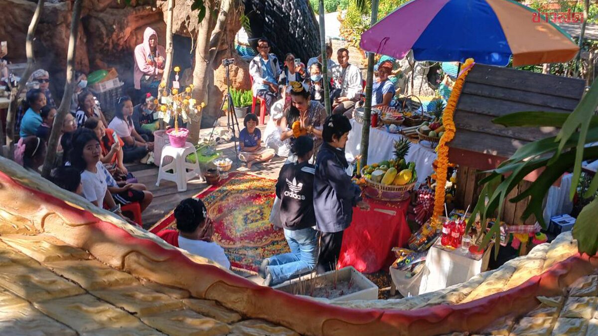 .สาวกรุงเทพฯ ถูกหวยหลายงวด รำถวาย ปู่โสมเฝ้าทรัพย์ เปิดที่มาเลขเด็ด แห่จับจ้อง.