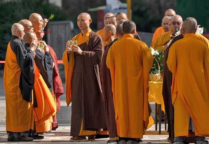 พระสงฆ์นำพิธีทางศาสนา ณ บริเวณที่เกิดเพลิงไหม้ร้ายแรงที่ศาลหวังฟุก ซึ่งเป็นที่อยู่อาศัยในเขตไทโป เขตดินแดนใหม่ของฮ่องกง เมื่อวันอังคารที่ 2 ธันวาคม พ.ศ. 2568