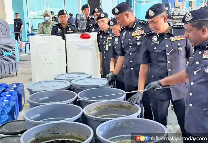 “จากการตรวจค้นบ้านหลังหนึ่ง เจ้าหน้าที่ยึดของเหลว 6 ขวดที่เชื่อว่ามีสาร MDMA น้ำหนักประมาณ 3 กิโลกรัม” เขากล่าวในการแถลงข่าวที่สำนักงานใหญ่ตำรวจกัวลาลัมเปอร์เมื่อวันที่ 20 ธันวาคม “การบุกค้นครั้งที่สองที่ Taman Taynton View เขตเชอราส พบโคเคนชนิดผงน้ำหนักประมาณ 738 กิโลกรัม โคเคนเหลวน้ำหนักประมาณ 3 ตัน รวมถึงอุปกรณ์แปรรูปยาเสพติดต่างๆ”