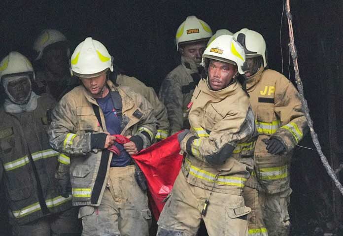 คาดแบตเตอรี่ระเบิด - เจ้าหน้าที่กู้ภัยนำร่างผู้เสียชีวิตออกจากที่เกิดเหตุเพลิงไหม้ในกรุงจาการ์ตา ประเทศอินโดนีเซีย เมื่อวันอังคารที่ 9 ธันวาคม 2025