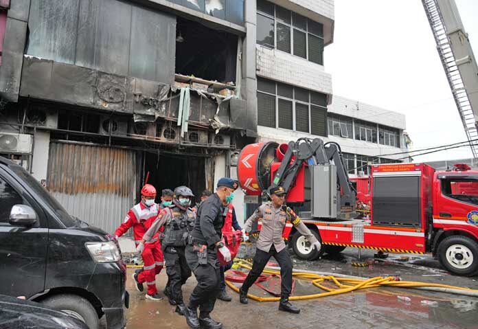 เจ้าหน้าที่กู้ภัยนำร่างผู้เสียชีวิตออกจากที่เกิดเหตุเพลิงไหม้ในกรุงจาการ์ตา ประเทศอินโดนีเซีย เมื่อวันอังคารที่ 9 ธันวาคม 2025