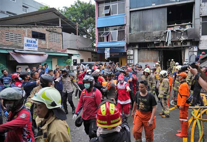 เจ้าหน้าที่กู้ภัยนำร่างผู้เสียชีวิตออกจากที่เกิดเหตุเพลิงไหม้ในกรุงจาการ์ตา ประเทศอินโดนีเซีย เมื่อวันอังคารที่ 9 ธันวาคม 2025