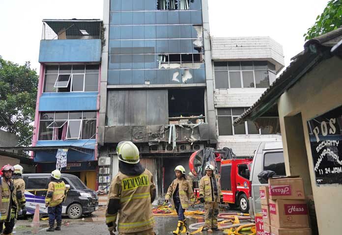 เจ้าหน้าที่กู้ภัยกำลังปฏิบัติงานรอบอาคารสำนักงานที่เกิดเพลิงไหม้ในกรุงจาการ์ตา ประเทศอินโดนีเซีย เมื่อวันอังคารที่ 9 ธันวาคม 2025