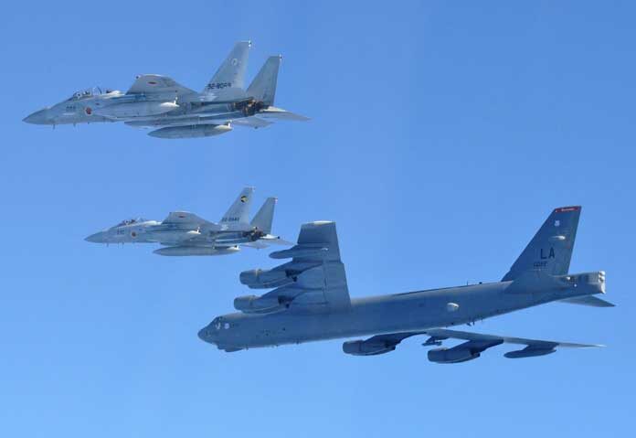 ภาพถ่ายจากกองทัพอากาศญี่ปุ่นที่ 6 แสดงให้เห็นเครื่องบินขับไล่ F-15 ของกองทัพอากาศญี่ปุ่น ทำการฝึกซ้อมร่วมกับเครื่องบินทิ้งระเบิด B-52 ของสหรัฐฯ เหนือทะเลญี่ปุ่น ภาพนี้ถ่ายโดยกองทัพอากาศญี่ปุ่นเมื่อวันที่ 10 ธันวาคม 2025 และเผยแพร่โดยสำนักงานเสนาธิการร่วมกระทรวงกลาโหมญี่ปุ่นเมื่อวันที่ 11 ธันวาคม 2025