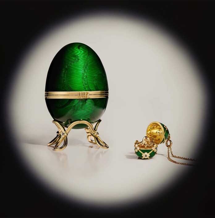 ตำรวจได้รับแจ้งเหตุที่ร้าน Partridge Jewellers ในใจกลางเมืองโอ๊คแลนด์เมื่อบ่ายวันศุกร์ที่ผ่านมา และชายวัย 32 ปีถูกจับกุมในร้านไม่กี่นาทีต่อมา ตำรวจกล่าวว่าเขาเข้ารับการตรวจสุขภาพแล้วและยังคงถูกควบคุมตัวอยู่ เว็บไซต์ของบริษัทระบุว่าไข่ฟาแบร์เชที่ถูกขโมยนั้นประดับด้วยเพชรสีขาว 60 เม็ด และไพลินสีน้ำเงิน 15 เม็ด และเมื่อเปิดออกก็พบปลาหมึกยักษ์ทองคำ 18 กะรัตขนาดเล็ก