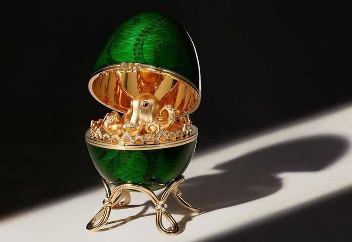 ไข่ปลาหมึกยักษ์ (Octopussy egg) ตามชื่อของมัน ได้รับแรงบันดาลใจจากภาพยนตร์เจมส์ บอนด์ ปี 1983 ที่มีชื่อเดียวกัน ซึ่งนำเสนอเรื่องราวการปล้นไข่ฟาแบร์เช่อย่างซับซ้อน ฟาแบร์เช่เป็นร้านอัญมณีชื่อดังระดับโลกที่ก่อตั้งขึ้นในรัสเซียเมื่อกว่าสองศตวรรษก่อน มีชื่อเสียงในด้านไข่ที่ทำจากอัญมณีและโลหะมีค่า ผู้ต้องสงสัยมีกำหนดขึ้นศาลอีกครั้งในวันที่ 8 ธันวาคม