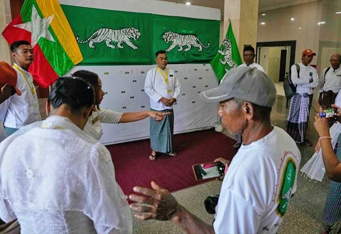 สมาชิกพรรคประชาธิปไตยชาวฉานและชนชาติ (SNDP) หรือที่รู้จักกันในชื่อพรรคเสือขาว รวมตัวกันระหว่างการหาเสียงเลือกตั้งเมื่อวันจันทร์ที่ 8 ธันวาคม 2025 ในย่างกุ้ง ประเทศเมียนมา
