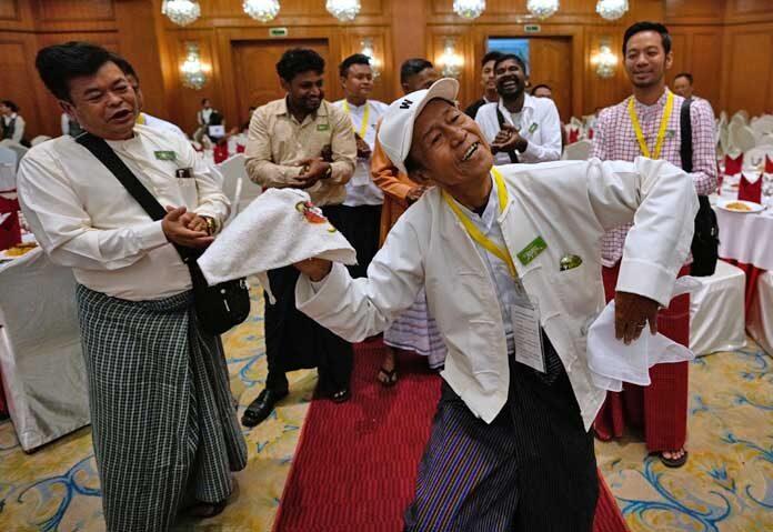 สมาชิกพรรคประชาธิปไตยชาวฉานและชนชาติ (SNDP) หรือที่รู้จักกันในชื่อพรรคเสือขาว เต้นรำระหว่างการหาเสียงเลือกตั้งเมื่อวันจันทร์ที่ 8 ธันวาคม 2025 ในย่างกุ้ง ประเทศเมียนมา