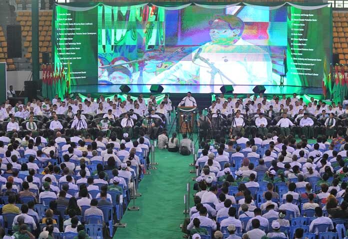 ขิ่น ยี ประธานพรรคสหภาพสามัคคีและการพัฒนา (USDP) ซึ่งได้รับการสนับสนุนจากกองทัพ กล่าวสุนทรพจน์ในพิธีเปิดตัวนโยบายหาเสียงเลือกตั้งของพรรค ณ สนามกีฬาในร่มทูวันนา เมื่อวันพุธที่ 19 พฤศจิกายน 2025 ในย่างกุ้ง ประเทศเมียนมา