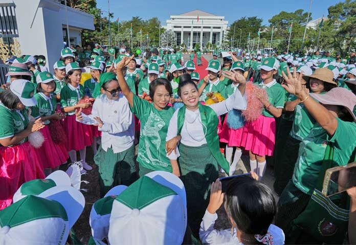 ภาพถ่ายจากแฟ้มภาพ - ผู้สนับสนุนพรรคสหภาพสามัคคีและการพัฒนา (USDP) ซึ่งได้รับการสนับสนุนจากกองทัพเมียนมา เต้นรำในวันแรกของการหาเสียงเลือกตั้งทั่วไปที่จะมาถึง ในเมืองเนปยีดอว์ ประเทศเมียนมา วันอังคารที่ 28 ตุลาคม 2568