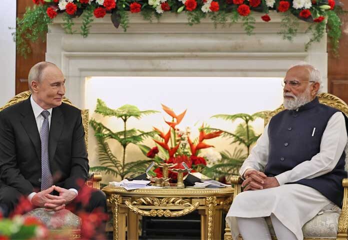 ประธานาธิบดีรัสเซีย วลาดิมีร์ ปูติน (ซ้าย) และนายกรัฐมนตรีอินเดีย นเรนทรา โมดี เข้าร่วมการเจรจาที่ไฮเดอราบาด เฮาส์ ในกรุงนิวเดลี ประเทศอินเดีย เมื่อวันศุกร์ที่ 5 ธันวาคม 2568