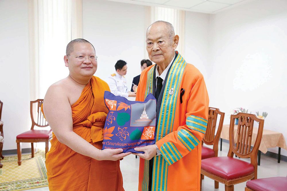 ข่าวสดพระเครื่อง - พิธีประทานปริญญาบัตรมหามกุฏฯ ‘ขรรค์ชัย’รับดุษฎีบัณฑิตกิตติมศักดิ์