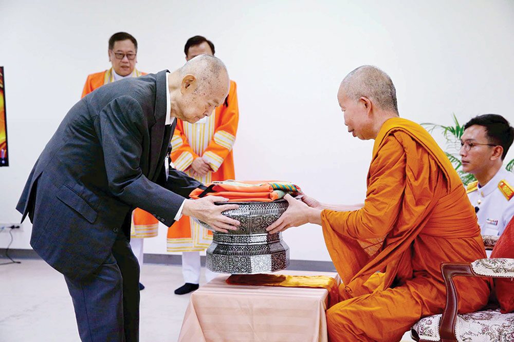 ข่าวสดพระเครื่อง - พิธีประทานปริญญาบัตรมหามกุฏฯ ‘ขรรค์ชัย’รับดุษฎีบัณฑิตกิตติมศักดิ์
